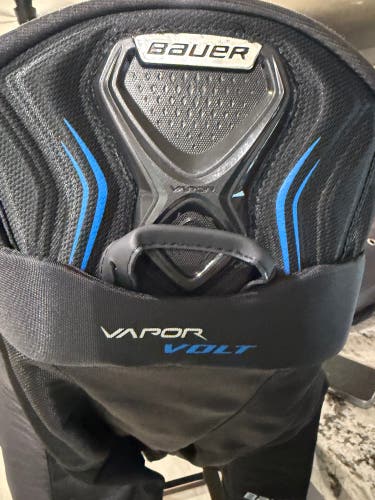 Junior Medium Bauer Vapor Volt Hockey Pants (Used)