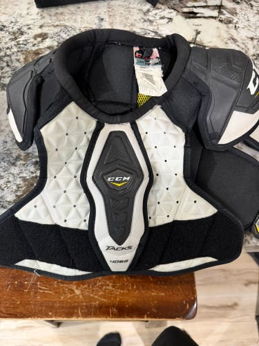 Medium/Large Junior CCM Tacks 4052 Shoulder Pads (Used)