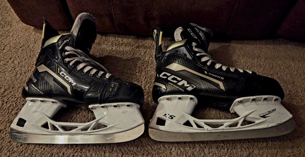 Black CCM AS-V Hockey Skates Regular Width 7 (Used)