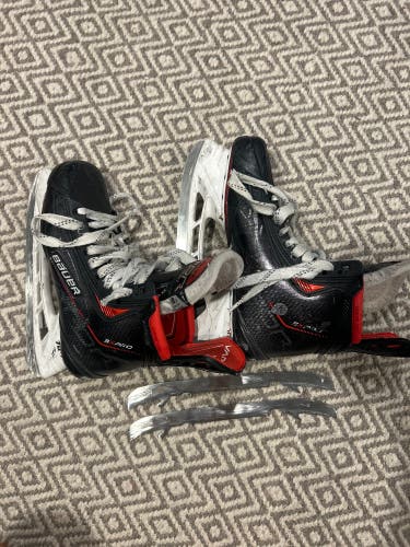 Bauer Vapor 3X Pro Hockey Skates Regular Width 8.5 (Used, Good Condition) AND EXTRA SET OF BLADES.