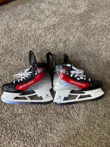Bauer Vapor Hyperlite 2 Hockey Skates Regular Width 9.5 (Used)