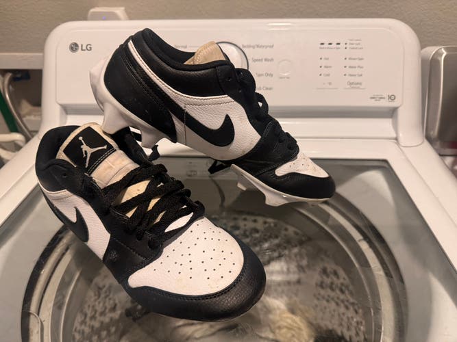 Men's Size M 10.5 (W 11.5) Nike Cleats Low Top (Used)