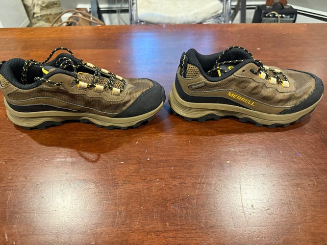 Unisex 4Y (Big Kids / Youth) Merrell Hiking Boots (Used)