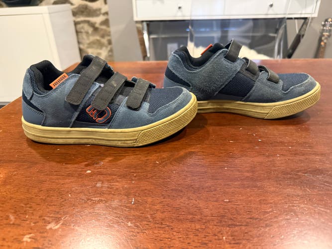 Kids Adidas FiveTen mtb shoes size 4Y