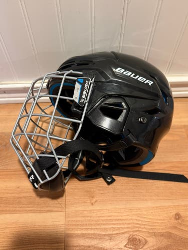Large Bauer Re-Akt 55 Helmet