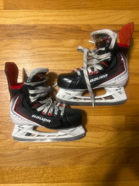 2025 Bauer Vapor Fly30 Hockey Skates Regular Width Size 3.5 (Used)