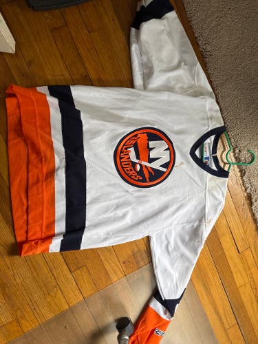 New York Islanders - 2000’s NHL Jersey - White Large Men's CCM Jersey (Used)