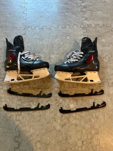 Red True SVH Pro Hockey Skates Narrow Width 7.5 comes with 2 sets of steel