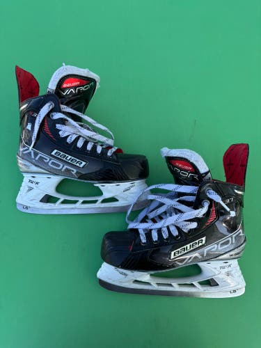 Intermediate Bauer Vapor X3.7 Hockey Skates Regular Width Size 4