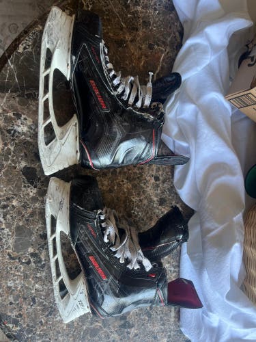 Black 2015 Bauer Vapor 1X Hockey Skates Regular Width Size 11 (Used)