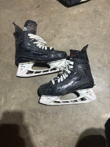 2022 Bauer Supreme Mach Hockey Skates Regular Width Size 4 (Used)