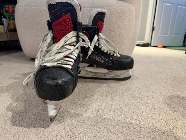 Used Bauer Regular Width  10.5 Vapor 1X Hockey Skates