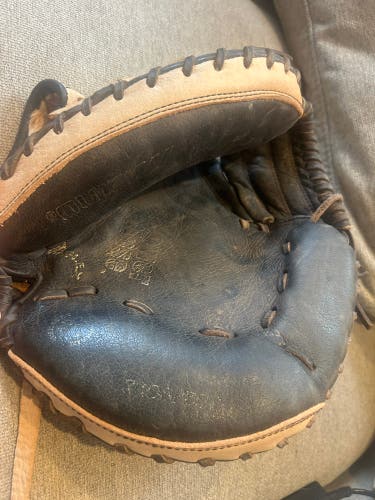 Mizuno RH Catcher's Baseball Glove 31.5" (Used)