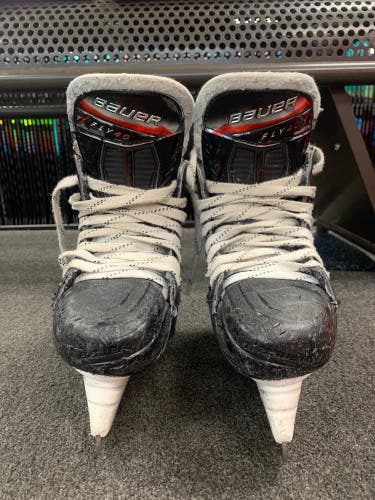 2025 Bauer Vapor Fly40 Hockey Skates Regular Width Size 1.5 (Used)