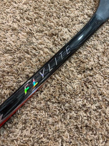 Bauer Vapor Flylite SR Grip RH Hockey Stick P28 77 Flex (New) Black/Red No Warranty