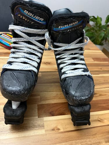 2025 Bauer Vapor Flylite Hockey Skates Extra Wide Width Size 2.5 (Used)