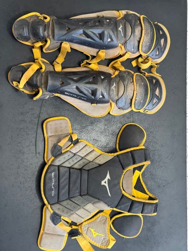 Black/Yellow Mizuno Samurai Catcher's Set (Used)