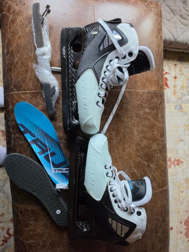 True One Peice Goalie Skate Size 9 Pro Returns