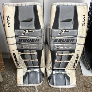 32" Bauer Vapor Hyperlite 2 Goalie Leg Pads (Used)