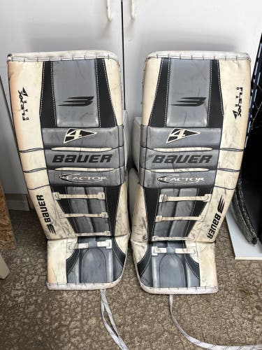 32" Bauer Vapor Hyperlite 2 Goalie Leg Pads (Used)