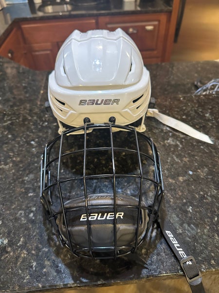 Medium Bauer Re-Akt 95 Helmet (Used)