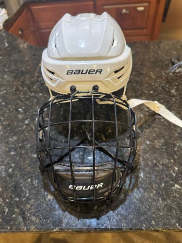 Medium Bauer Re-Akt 95 Helmet (Used)