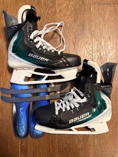 Bauer Vapor Flylite Hockey Skates Wide Width Pro Stock 9 (Used)foot beds , box .