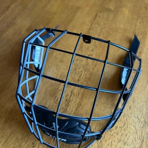 Medium Bauer Concept 2 oreo cage (New)