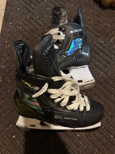 True Pro Custom Hockey Skates Size 6.5
With 2 sets of steel. (Used)
