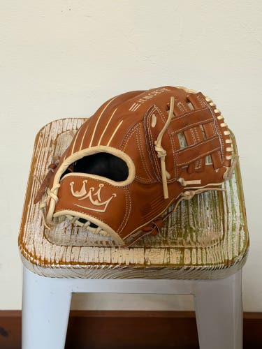 Crown Custom 11.75” Baseball / Softball Glove *RHT