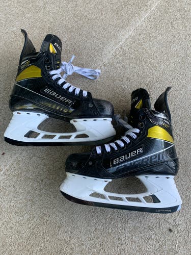 Bauer Supreme Ultrasonic Hockey Skates Regular Width 6 (Used)