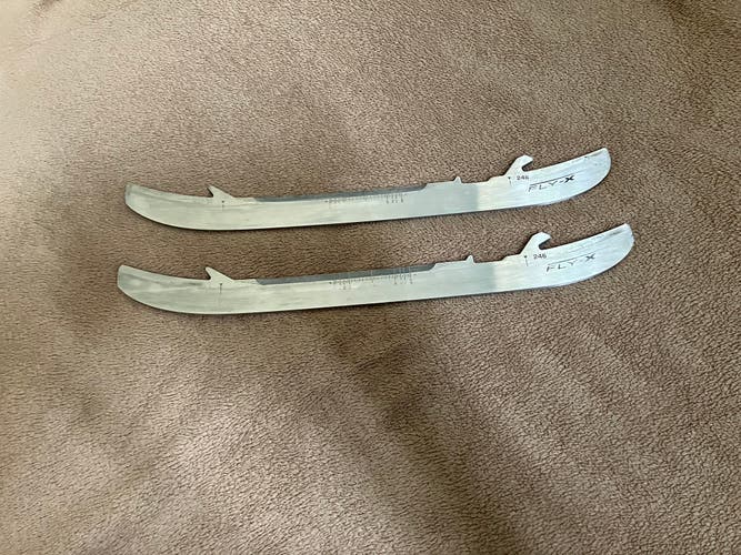 Never Used Bauer Size 5 Fly-X (246 mm)