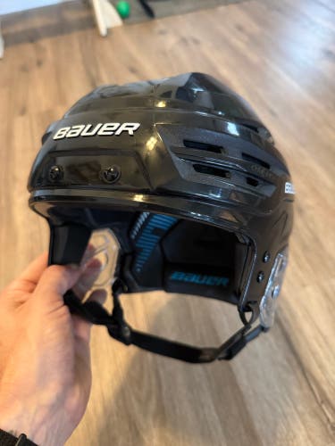 Large Bauer Re-Akt 90 Helmet (Used)