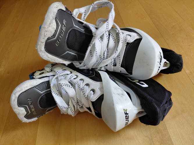 Bauer Reactor 9000 Hockey Goalie Skates Regular Width Size 4.5 (Used)