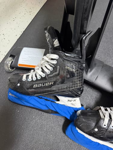 2022 Bauer Supreme Mach Hockey Skates 8 (Used)