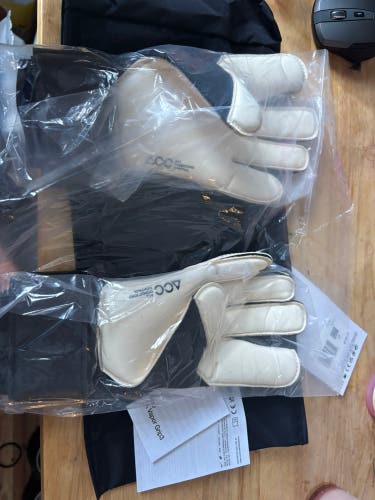 Size 8 Nike Vapor Grip3 Goalie Gloves (New)