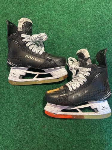 Intermediate Bauer Supreme Shadow Hockey Skates (Fit 1) Size 5 (Used)