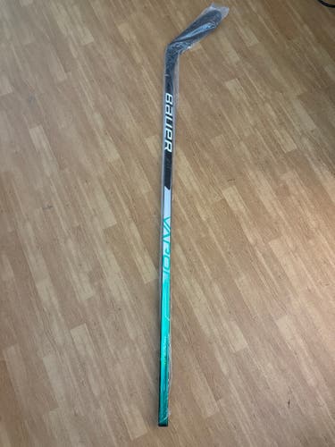 Intermediate Bauer Vapor Hyperlite Right Handed Hockey Stick P28 70 Flex (New)