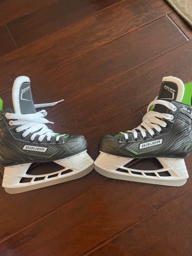Bauer XLS Hockey Skates Size 2 (New)