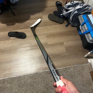 Intermediate Bauer Vapor Hyperlite 2 Right Handed Hockey Stick P28 70 Flex (Used)