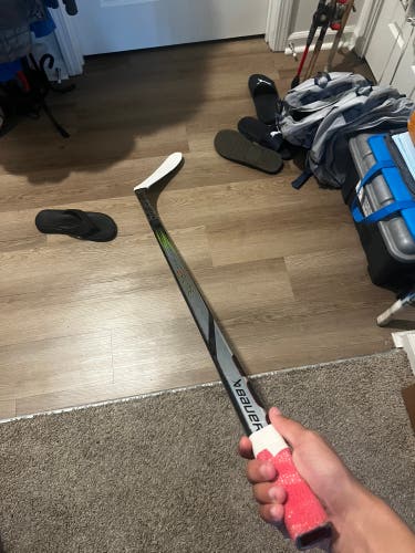 Intermediate Bauer Vapor Hyperlite 2 Right Handed Hockey Stick P28 70 Flex (Used)