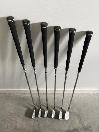 Men's 2018 Cobra F-Max Superlite Right Handed Iron Set Regular Flex 6 Pieces (Used)