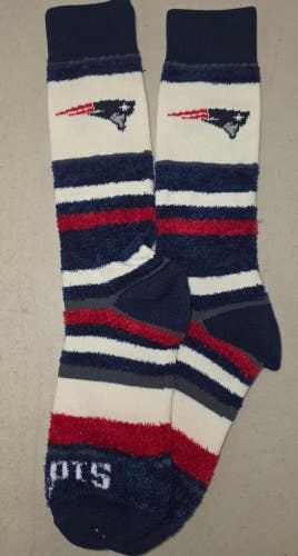 60618 Mens NFL NEW ENGLAND PATRIOTS Soft Pro Stripe Fuzzy Crew Socks LARGE New