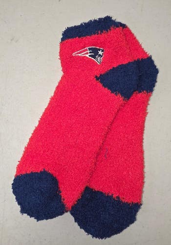 60618 Mens NFL NEW ENGLAND PATRIOTS Fuzzy Red Socks MEDIUM New