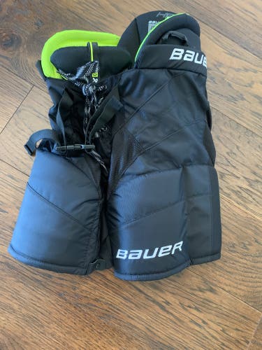 LIKE NEW  Junior Medium Bauer HP Pro Hockey Pants (Used)…..,,,,,,,