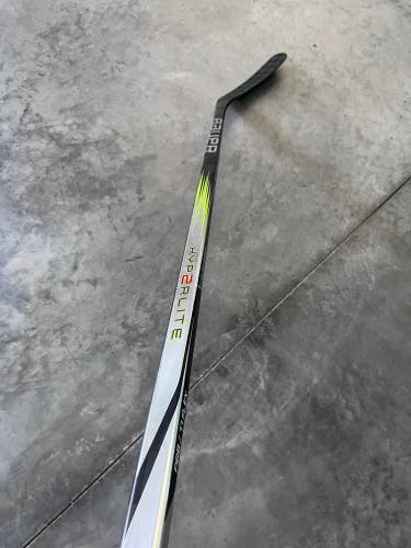 Senior Bauer Vapor Hyperlite 2 Right Handed Hockey Stick P88 77 Flex (Used)