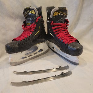 Black Bauer Supreme 2S Pro Hockey Skates Regular Width Size 5 (Used)