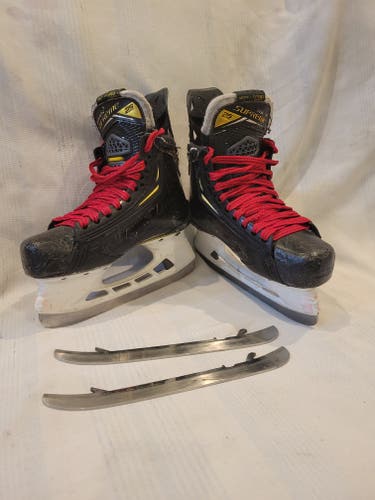 Black Bauer Supreme 2S Pro Hockey Skates Regular Width Size 5 (Used)