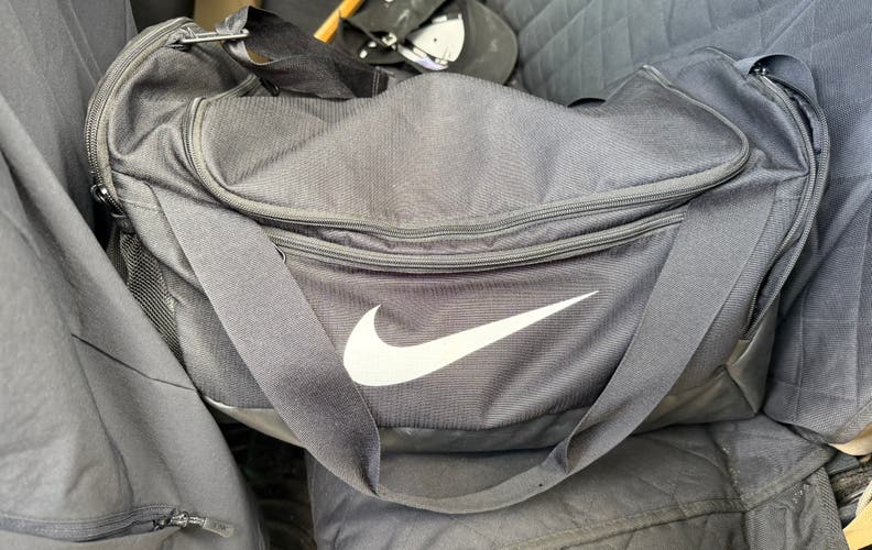 Black Adult Unisex Large/Extra Large Nike Duffle Bag (Used)
