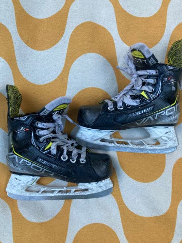 Youth Bauer Vapor 3X Hockey Skates Size 13.5 (Used)